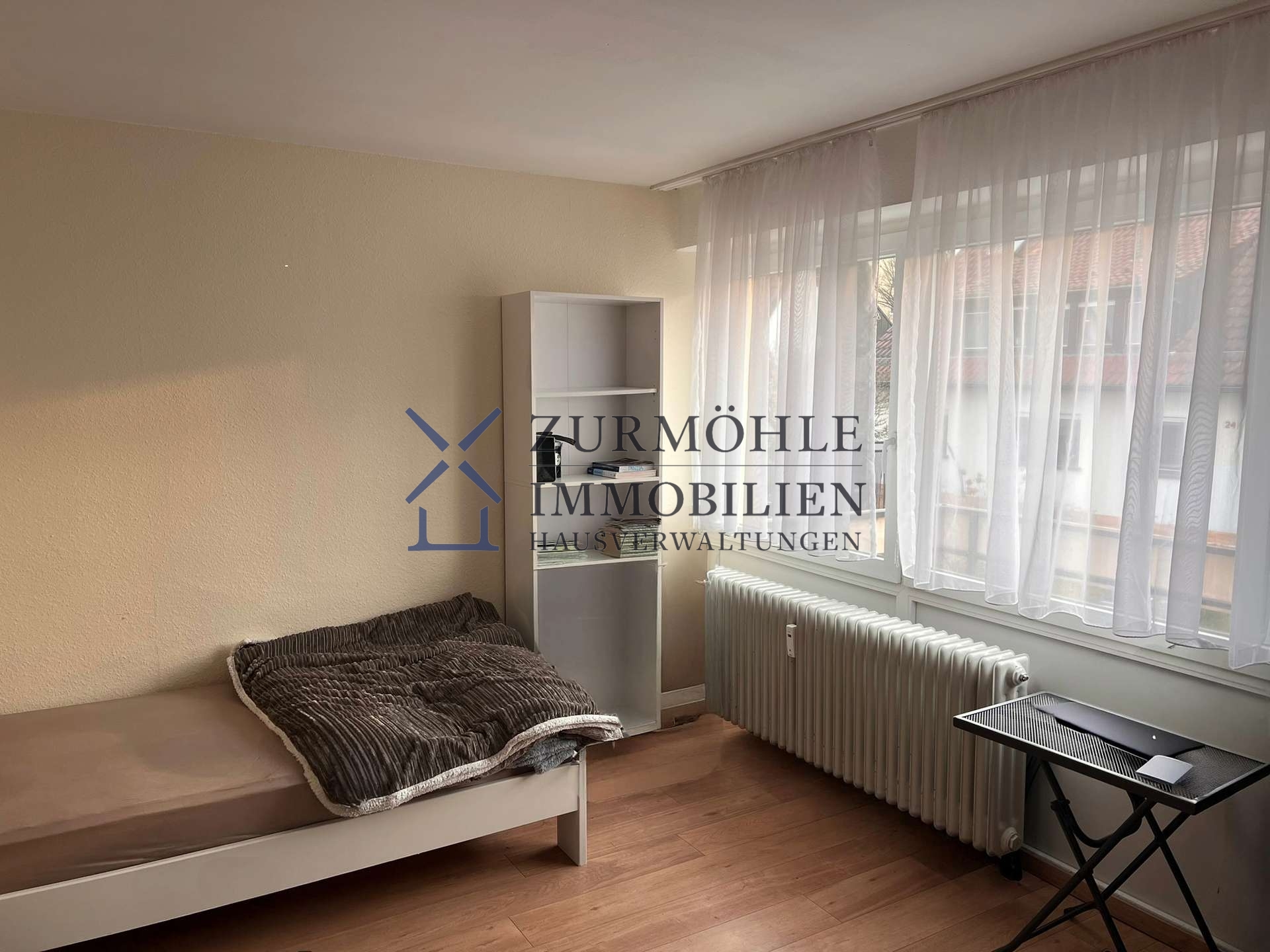 Zimmer 1 mit Balkon/ Wohnen